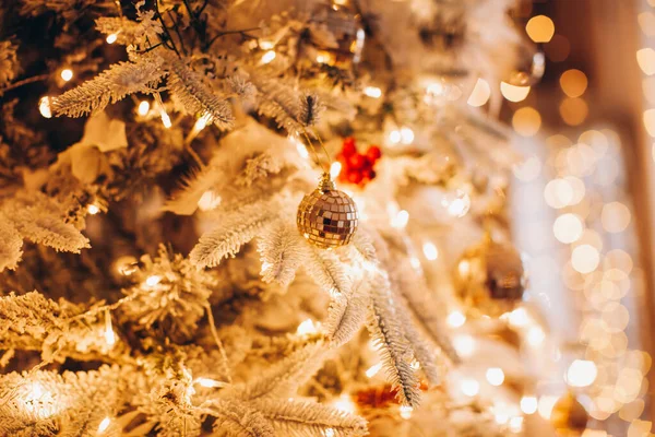 Vista Primer Plano Hermoso Árbol Navidad Brillante Decorado Con Juguetes — Foto de Stock