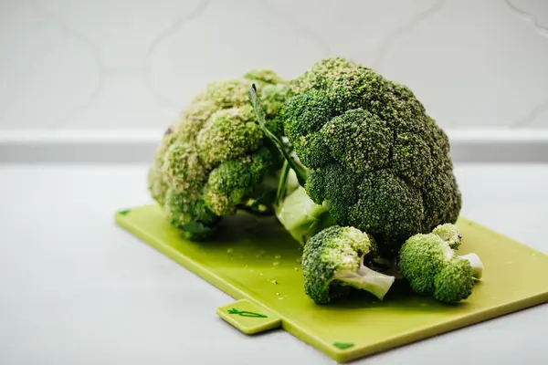 Brokoli Hijau Segar Pada Pemotongan Papan Nutrisi Sehat Dan Latar — Stok Foto