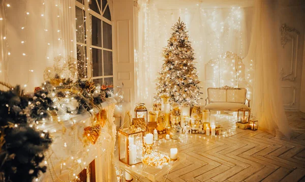 Warmer Und Gemütlicher Abend Weihnachtlichen Interieur Weihnachtsbaum Geschmückt Mit Lichtern — Stockfoto