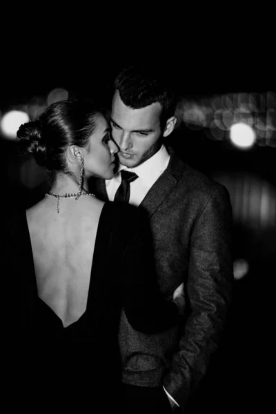 迷人的一对穿着时髦服装的情侣在夜晚拥抱着外面 — 图库照片