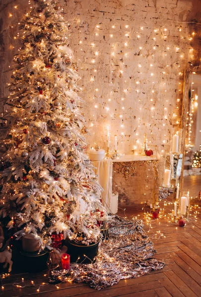 Hermoso Árbol Navidad Con Regalos Sobre Fondo Textura Pared — Foto de Stock