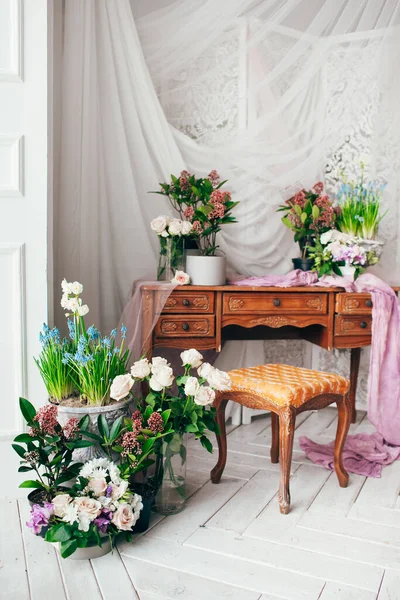 Vintage Decorado Con Flores Primavera Tela Púrpura Verdes Muebles Antiguos — Foto de Stock