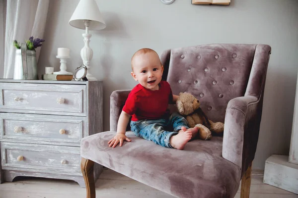 Koltukta oturan sevimli erkek bebek.