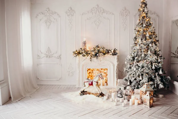 Interior Clássico Quarto Branco Com Árvore Natal Com Grinalda Lareira — Fotografia de Stock