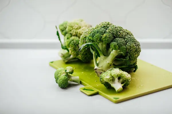Grüner Frischer Brokkoli Schneidebrett Gesunde Ernährung Und Ernährungskonzept Hintergrund — Stockfoto
