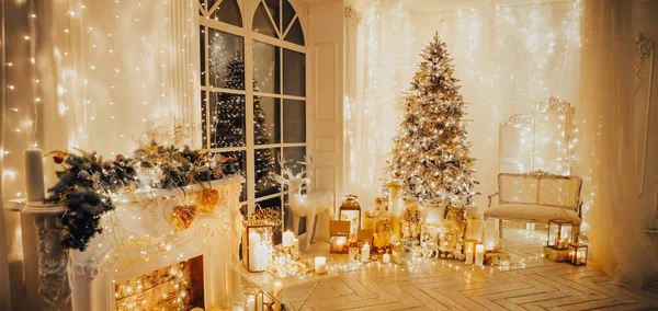 Warmer Und Gemütlicher Abend Weihnachtlichen Interieur Weihnachtsbaum Geschmückt Mit Lichtern — Stockfoto