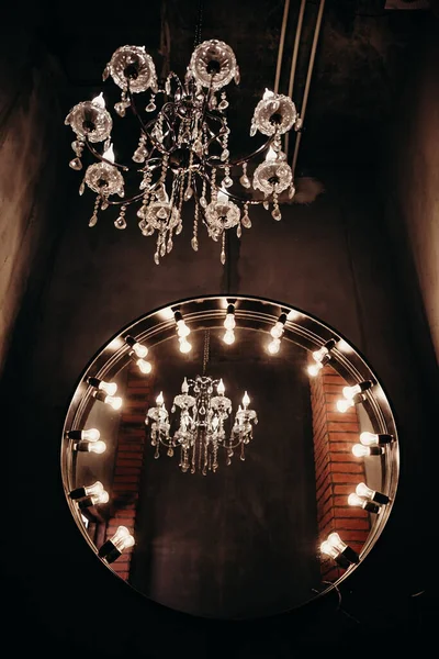 Aynada zarif bir avize yansıması