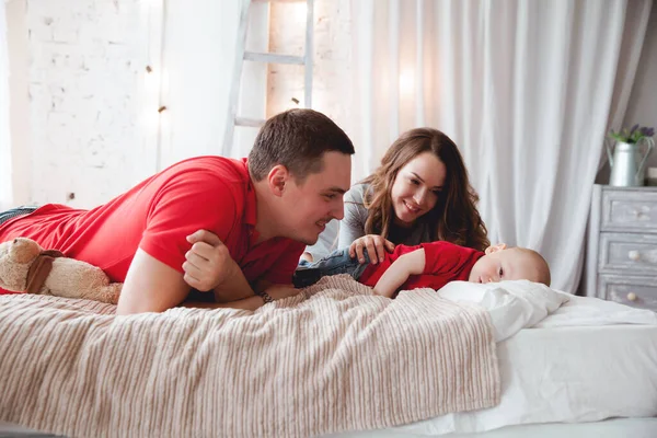 Gelukkig Ouders Baby Jongen Bed — Stockfoto