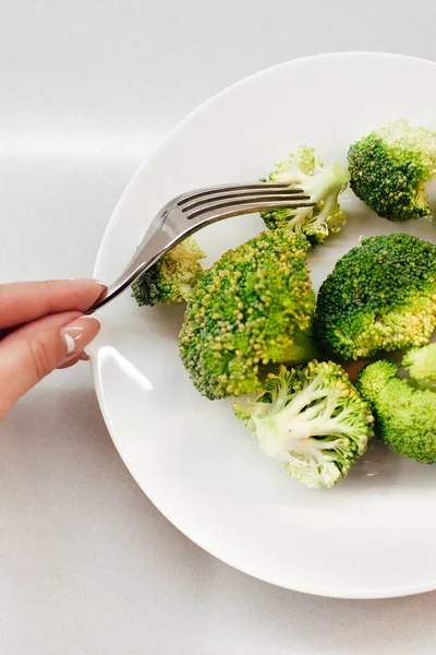 Broccoli Freschi Verdi Piatto Bianco Mano Femminile Con Una Forchetta — Foto Stock