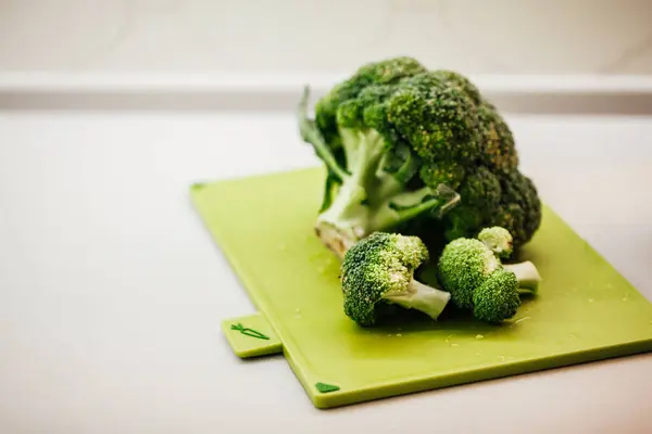 Grüner Frischer Brokkoli Schneidebrett Gesunde Ernährung Und Ernährungskonzept Hintergrund — Stockfoto