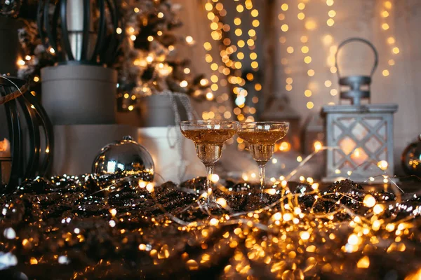 Dos Copas Champán Sobre Manchas Borrosas Iluminan Fondo Concepto Celebración — Foto de Stock