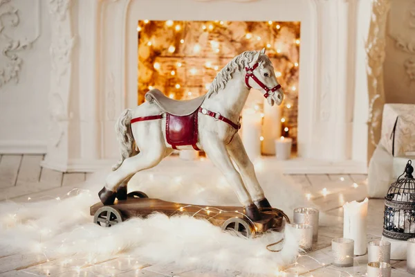Игрушечный Деревянный Качалка Лошадь Фоне Размытых Огней Камине — стоковое фото
