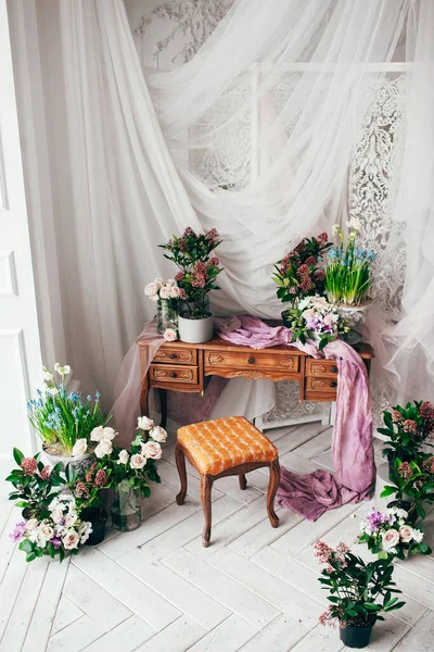 Vintage Decorado Con Flores Primavera Tela Púrpura Verdes Muebles Antiguos — Foto de Stock