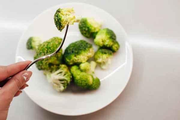 Woman Hold Fork Delicious Fresh Broccoli White Plate — Stock Photo, Image