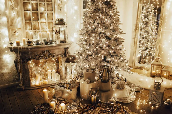 Warmer Und Gemütlicher Abend Weihnachtlichen Interieur Weihnachtsbaum Geschmückt Mit Lichtern — Stockfoto