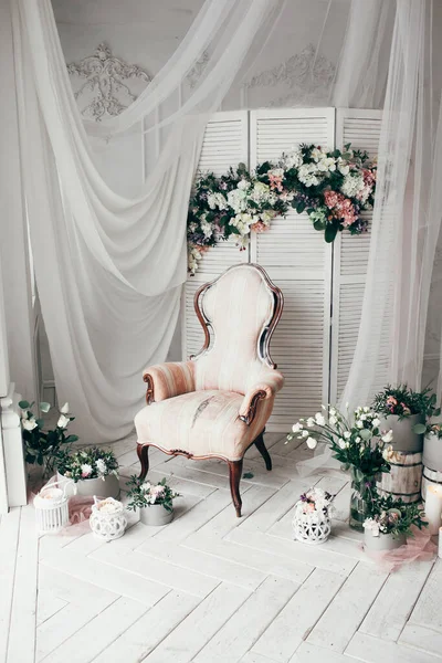 Silla Rosa Vintage Romántica Habitación Blanca Decorada Con Pantalla Decorada — Foto de Stock