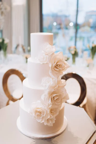 Hermoso Pastel Boda Con Rosas Blancas —  Fotos de Stock