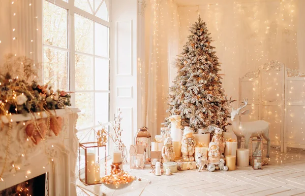 Cálida Acogedora Mañana Diseño Interiores Navidad Árbol Navidad Decorado Con — Foto de Stock