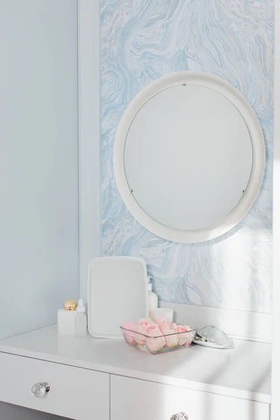 Schönes Set Rosa Rosenknospen Auf Dem Weißen Tisch Mit Spiegel — Stockfoto