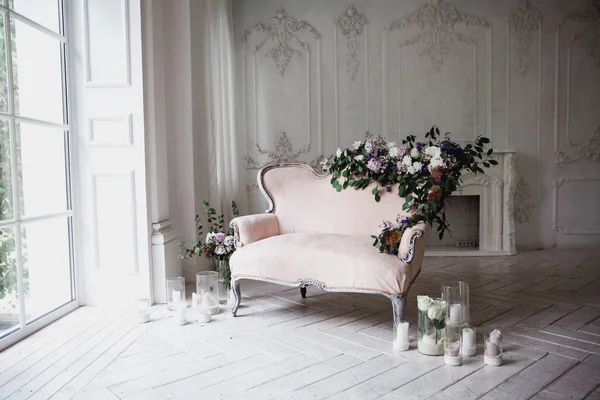 Vintage Sofa Von Zartrosa Farbe Dekoriert Mit Blumen Und Grün — Stockfoto