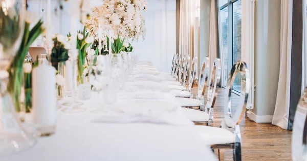 Intérieur Avec Belle Table Mariage Avec Des Fleurs Blanches — Photo