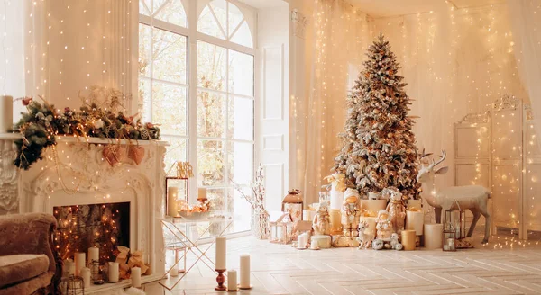 クリスマスのインテリアデザインで暖かく居心地の良い朝 クリスマスツリーは 照明プレゼント 贈り物 おもちゃ キャンドル ランタン ガーランド照明 屋内暖炉で飾られました — ストック写真