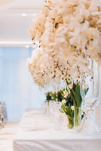 Belle Table Mariage Avec Des Fleurs Blanches — Photo