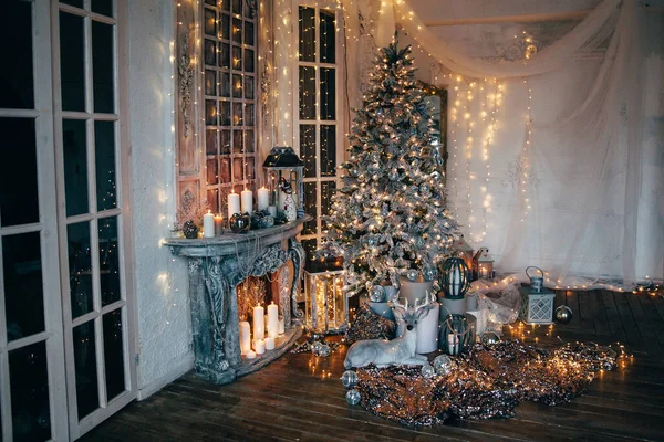 Warmer Und Gemütlicher Abend Weihnachtszimmer Innenarchitektur Weihnachtsbaum Mit Lichtern Dekoriert — Stockfoto