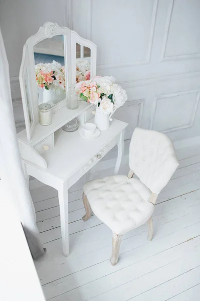 Piękne Białe Wnętrze Klasyczny Pokój Drewnianą Podłogą Lekkie Ściany Listwami — Zdjęcie stockowe