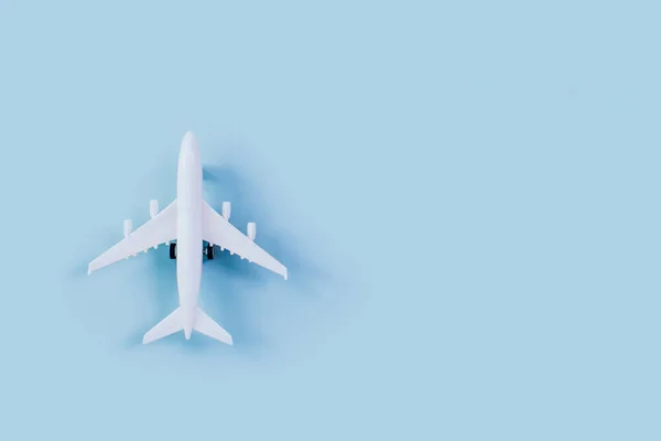 Modelo Juguete Avión Aislado Sobre Fondo Azul Fondo Concepto Viaje — Foto de Stock