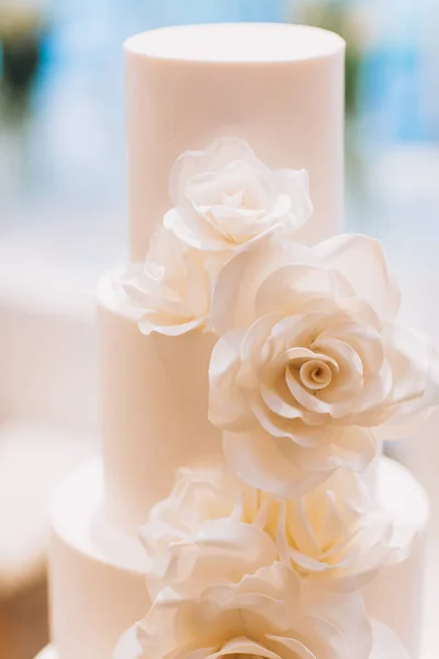 Closeup Της Όμορφης Γαμήλιας Τούρτας Λευκά Τριαντάφυλλα — Φωτογραφία Αρχείου