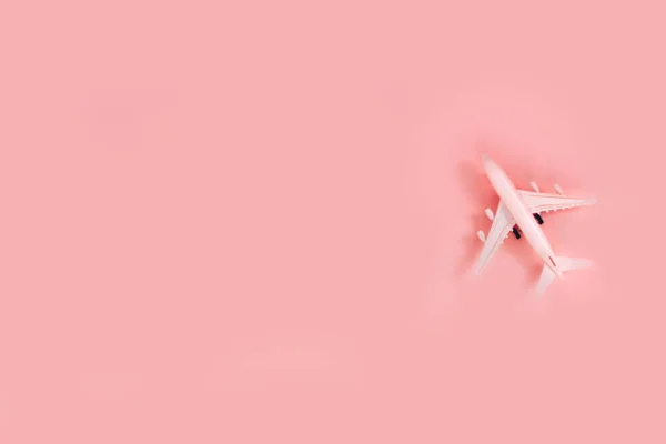 분홍색 배경에 장난감 비행기 — 스톡 사진
