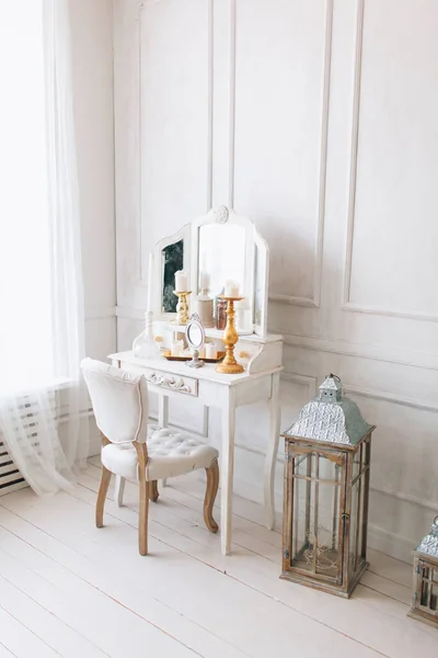 美しい白い内装 木製の床の光壁と古典的な部屋成形品 鏡で椅子のドレッシングテーブル 黄金の要素で飾られた — ストック写真