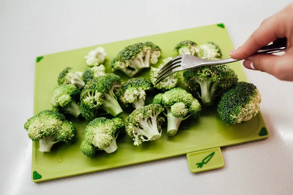 Bijgesneden Beeld Van Vrouw Voorbereiding Broccoli — Stockfoto