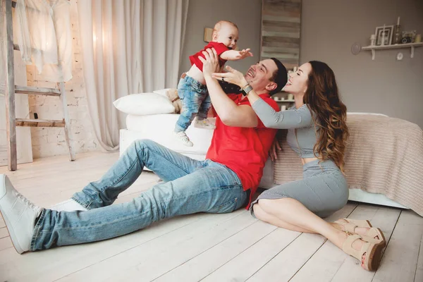 Gelukkig Ouders Poseren Met Baby Jongen Vloer Kamer — Stockfoto