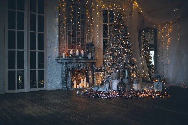 温馨舒适的夜晚 在圣诞房间的室内设计中 圣诞树点着灯 客厅里 — 图库照片