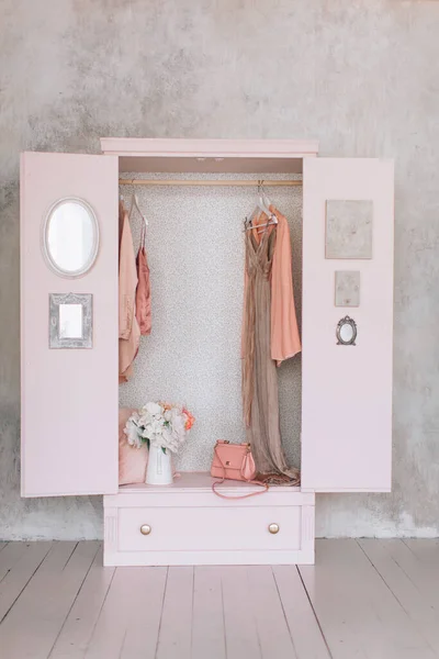 Houten Roze Kledingkast Voor Vrouwen Kleding Open Deuren Decor Spiegel — Stockfoto