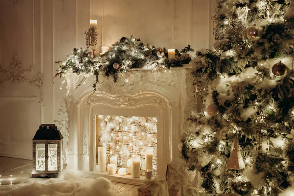 Krásný Útulný Pokoj Design Interiéru Zdobené Vánoční Stromeček Girland Krb — Stock fotografie