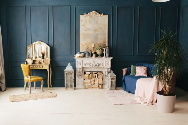 Красивый Винтажный Красочный Интерьер Classic Room Wooden Floor Blue Walls — стоковое фото