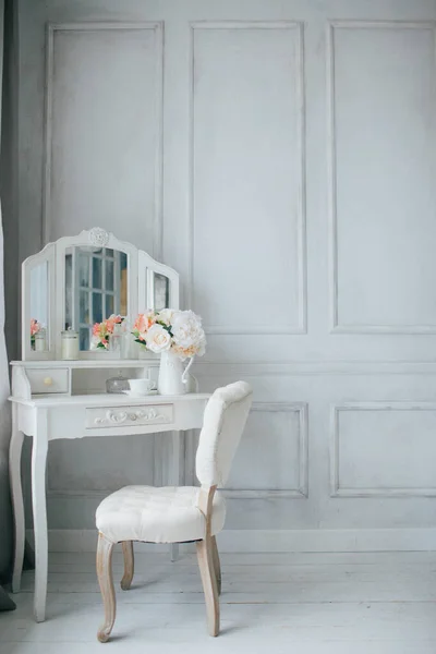 Schönes Weißes Interieur Klassisches Zimmer Mit Hellen Holzwänden Mit Zierleisten — Stockfoto