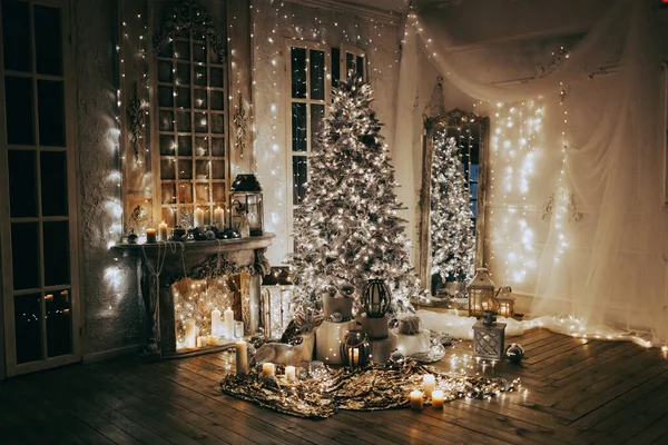 Noche Cálida Acogedora Diseño Interiores Navidad Árbol Navidad Decorado Con —  Fotos de Stock