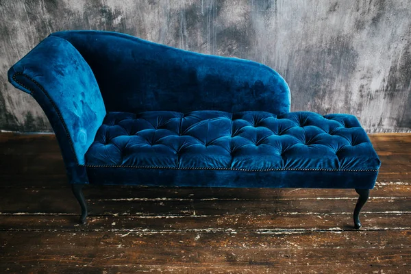 Velvet Turquoise Sofa Background Grunge Wall — Stock Photo, Image
