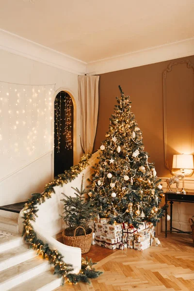Luxusní Útulné Teplé Vánoční Pokoj Design Interiéru Vánoční Strom Zdobené — Stock fotografie
