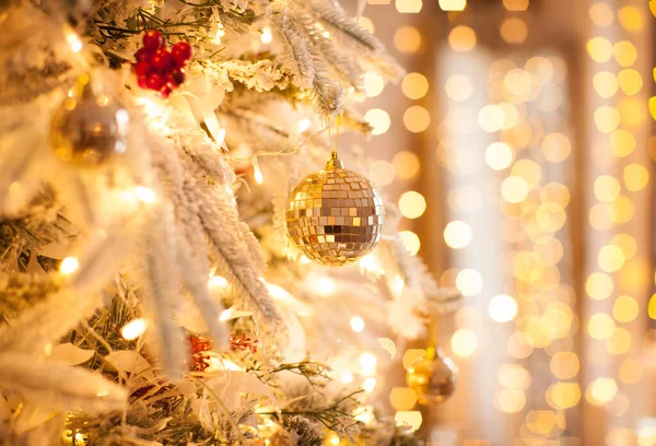 Vista Primer Plano Hermoso Árbol Navidad Brillante Decorado Con Juguetes — Foto de Stock