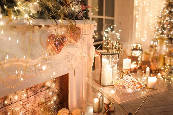 Warmer Und Gemütlicher Abend Weihnachtlichen Interieur Weihnachtsbaum Geschmückt Mit Lichtern — Stockfoto