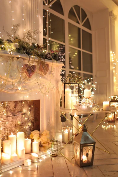 Warmer Und Gemütlicher Abend Weihnachtlichen Interieur Weihnachtsbaum Geschmückt Mit Lichtern — Stockfoto