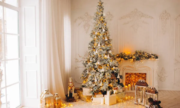 Klasszikus Belső Tér Egy Fehér Szoba Díszített Kandallóval Karácsonyfa Koszorúk — Stock Fotó