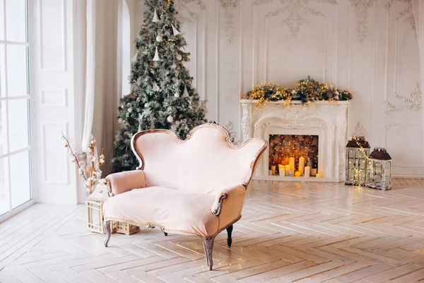 Gyönyörű Karácsonyi Mesés Fehér Klasszikus Belső Tér Egy Karácsonyfa Kandalló — Stock Fotó