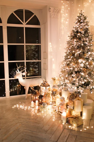 Warmer Und Gemütlicher Abend Weihnachtlichen Interieur Weihnachtsbaum Geschmückt Mit Lichtern — Stockfoto