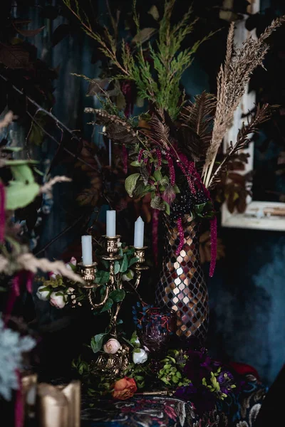 Decoración Oscura Con Flores Secas Jarrones Lámparas Araña Telas Texturizadas — Foto de Stock